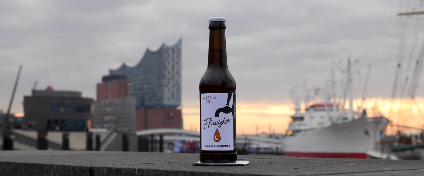 Flüssigbier: Werbefoto vor der Elbphilharmonie Hamburg